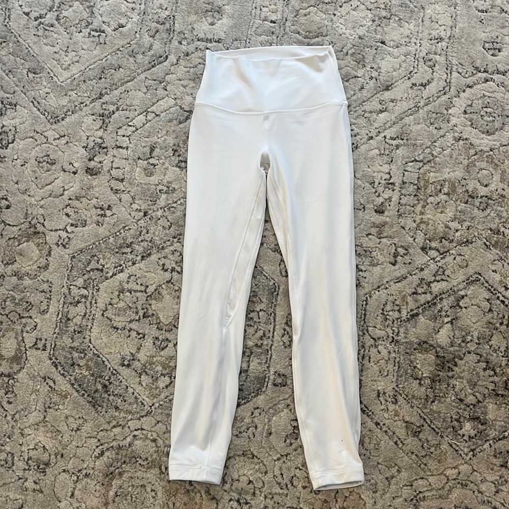 White Lululemon aligns